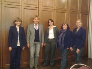 KHK Sigrid Endrich, RA Heinrich Jüstel, RAin Claudia Meng, Gertraud Azar, Eva Lechner (Terres des Femmes)